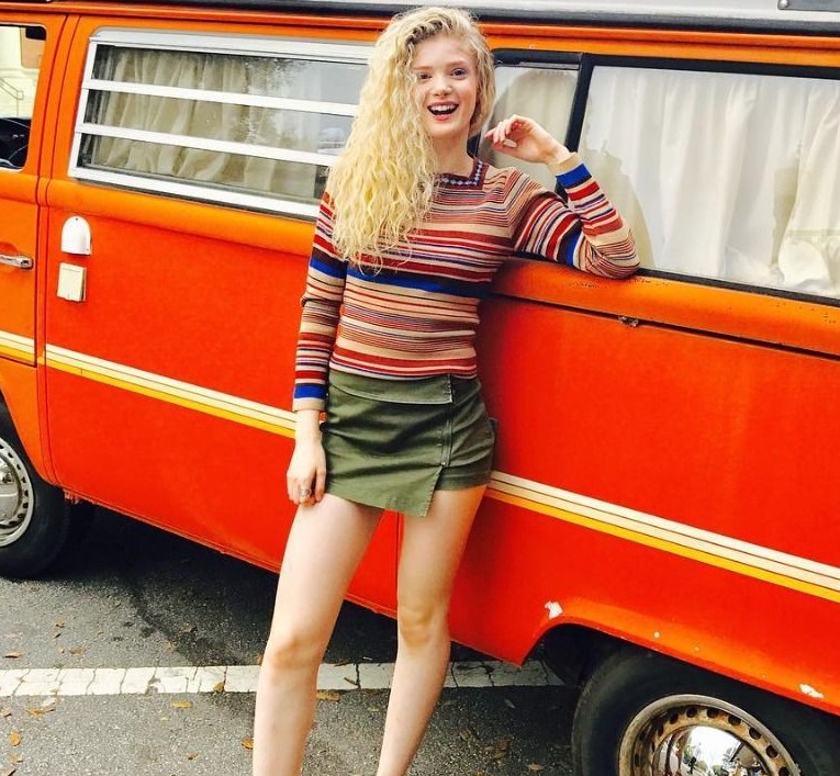 Elena Kampouris feet